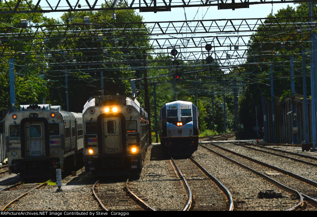 NJT 4023 leads Train # 4343